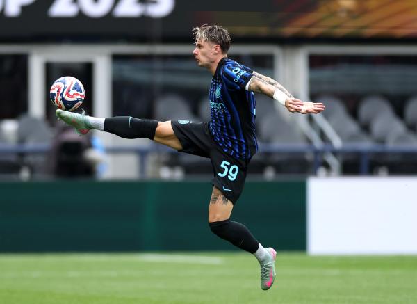 SEATTLE, WASHINGTON - JUNE 21: Nicola Zalewski #59 of FC Internazionale Milano controls the ball during the FIFA Club World Cup 2025 group E match between FC Internazionale Milano and Urawa Red Diamonds at Lumen Field on June 21, 2025 in Seattle, Washington. (Photo by Buda Mendes/Getty Images)