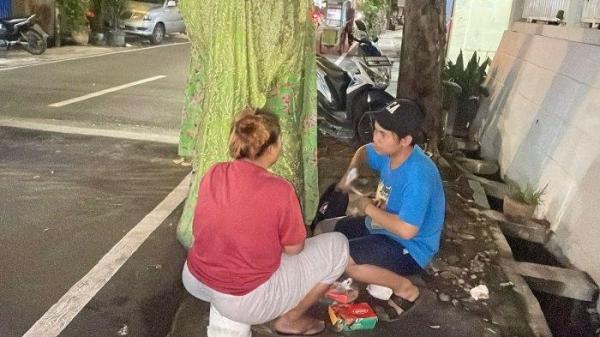 Sepasang suami istri bernama Adi (26) dan Listi (27), tidak bisa berbuat banyak kala pemerintah provinsi (Pemrov) DKI Jakarta hendak meresmikan aturan soal larangan mengamen menggunakan ondel-ondel. 