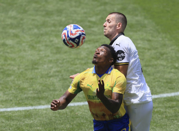 Pemain Mamelodi Sundowns, Lebo Mothiba, beraksi dengan pemain Borussia Dortmund, Waldemar Anton pada pertandingan Grup F Piala Dunia Antarklub FIFA antara Mamelodi Sundowns v Borussia Dortmund di Stadion TQL, Cincinnati, Ohio, A.S., Sabtu (21/6/2025) Foto: Katie Stratman/REUTERS