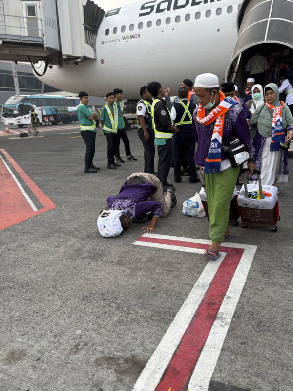 Jemaah haji kloter 33 asal Kabupaten Jember tiba di Bandara Juanda, Sidoarjo, Minggu (22/6/2025). Foto: Humas Bandara Juanda Sidoarjo