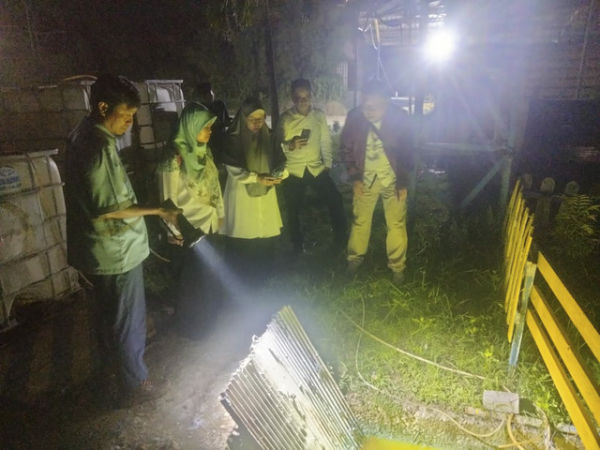 Dinas Lingkungan Hidup (DLH) Karawang menyidak pabrik yang membuat air Sungai Citarum menjadi hijau, Sabtu (21/6/2025) malam. Foto: Dok. Istimewa