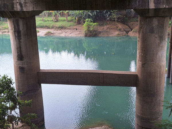 Penampakan air Sungai Citarum yang berubah warna dari cokelat keruh menjadi kehijauan diduga karena tercemar limbah. Foto: kumparan