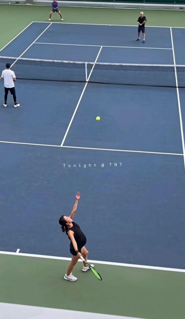 Actress Jennifer Tse (serving) competing in a tennis match at 34 weeks pregnant. Photo from Jennifer Tse super topic Weibo