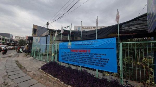 Sekolah Al Kareem Islamic School di Jalan Baru Perjuangan RT 04/RW 11 Marga Mulya, Kecamatan Bekasi Utara, Kota Bekasi, disegel atau diberhentikan beroperasi pada Selasa (17/6/2025).