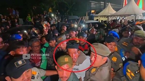 DEDI MULYADI DISIRAM - Pelaku penyiraman terhadap Dedi Mulyadi dalam acara Abdi Nagri Nganjang Ka Warga di Desa Wanasari, Cibitung, Kabupaten Bekasi pada Jumat (20/6/2025). 