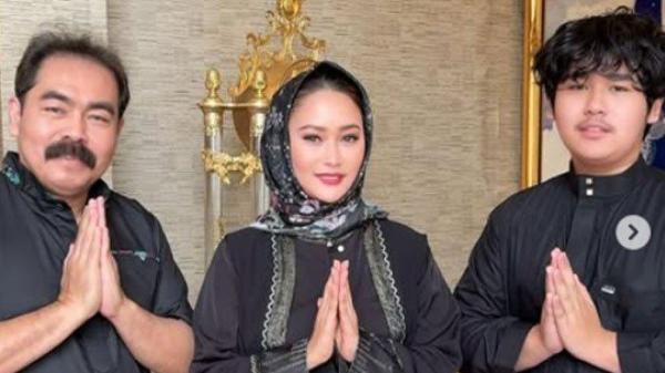 WARISKAN HARTA - Pedangdut Inul Daratista bersama suaminya, Adam Suseno dan putra semata wayang Yusuf Ivander Damares. Foto disadur dari Instagram Inul pada Selasa (15/4/2025).