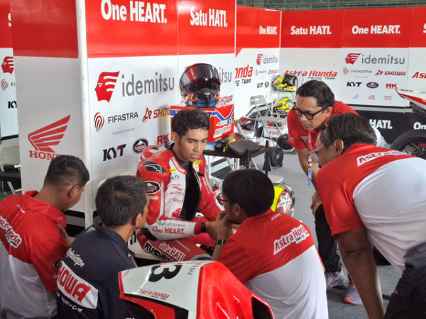 Andi Farid Izdihar (Andi Gilang) jelang Race 2 kelas AP250 Asia Road Racing Championship (ARRC) di Chang International Circuit, Buriram, Thailand, pada 27 April 2025. Foto: Katondio Bayumitra Wedya/kumparan