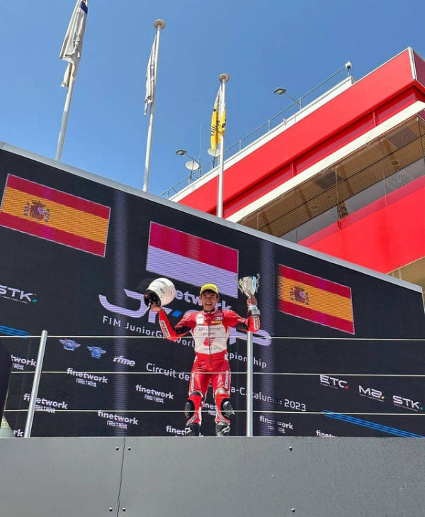 Fadillah Arbi Aditama saat menjuarai FIM JuniorGP 2023 Catalunya, Spanyol.
 Foto: Instagram/@astrahondaracingteam