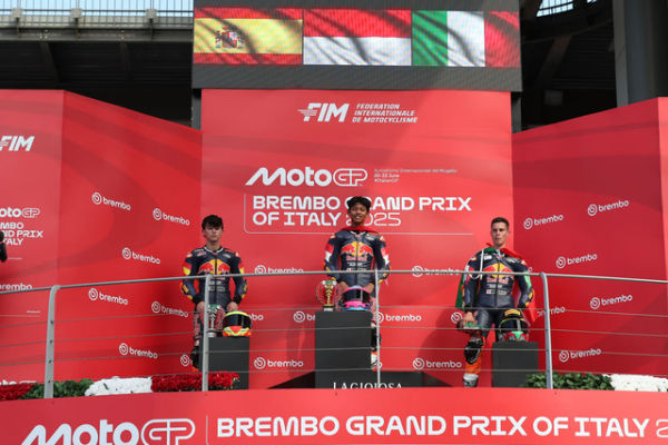 Pebalap Indonesia, Veda Ega Pratama, beraksi saat balapan Red Bull Rookies Cup di Sirkuit Mugello, Italia, pada 21 Juni 2025. Foto: Red Bull Rookies Cup