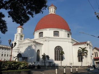 Gereja Protestan di Indonesia Bagian Barat (GPIB) Immanuel Semarang (Gereja Blenduk), salah satu bangunan dengan arsitektur khas Eropa di Kawasan Kota Lama Semarang. (Sumber: Shutterstock)