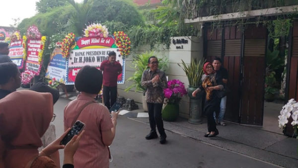 Menteri Koordinator Bidang Pembangunan Manusia dan Kebudayaan Republik Indonesia, Pratikno menyambangi Presiden ke-7 RI Joko Widodo di Solo, Minggu (22/6/2025).  Foto: kumparan