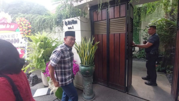 Penasihat Khusus Presiden Urusan Haji Muhadjir Effendy menyambangi Presiden ke-7 RI Joko Widodo di Solo, Minggu (22/6/2025).  Foto: kumparan