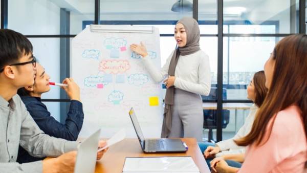 Ilustrasi Perempuan menjelaskan presentasi dengan kemampuan public speaking. Foto: Shutterstock