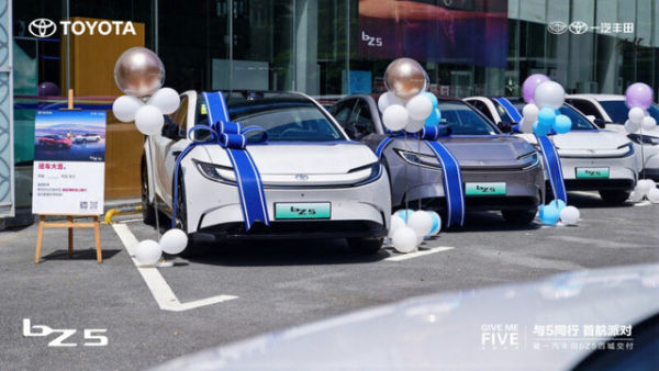 Pengiriman perdana mobil listrik Toyota bZ5 di 100 kota di China. Foto: FAW-Toyota