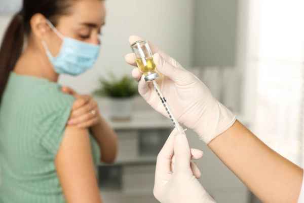 Ilustrasi vaksin HPV. Foto: New Africa/Shutterstock