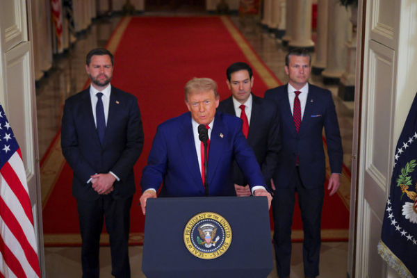 Presiden AS Donald Trump menyampaikan pidato di Gedung Putih di Washington, D.C., AS, setelah serangan AS terhadap fasilitas nuklir Iran, Sabtu (21/6/2025). Foto: Carlos Barria/REUTERS
