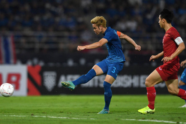 Pemain Timnas Thailand Theeraton Bunmathan mencetak gol ke gawang Timnas Vietnam  pada pertandingan leg kedua Final Piala AFF 2022 di Stadion Thammasat, Pathum Thani, Thailand, Senin (16/1/2023).  Foto: Chalinee Thirasupa/REUTERS