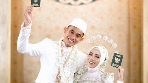 AKHIRI MASA LAJANG - Momen bahagia prosesi akad nikah Rizky Ridho dan istrinya, Sendy Aulia di Masjid Al Akbar, Surabaya, Minggu (22/6/2025). 