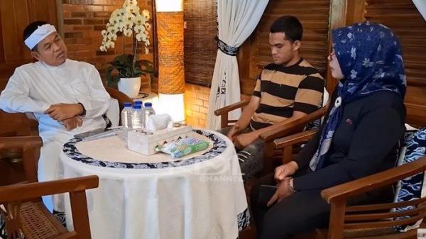 Jauh-jauh dari Lubuk Linggau, Sumsel, Dian bertemu Dedi Mulyadi untuk mengadukan kelakuan sang anak yang telah membuatnya putus asa. Ia bahkan sempat ingin mengakhiri hidup dan turun berat badan drastis.