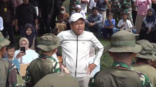 Tangkapan layar video kanal YouTube KANG DEDI MULYADI CHANNEL, Minggu (18/5/2025). Pengakuan seorang siswa SMP di Purwakarta yang menjalani pendidikan di barak militer membuat para prajurit TNI tak kuasa menahan tawa.