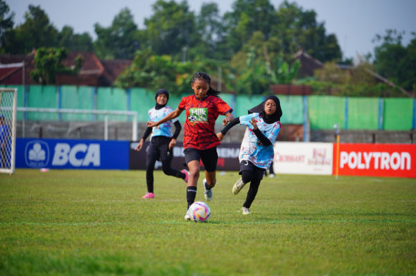 Regina Mikaela Lintang Putri dari SD Kanisius Duwet sedang menggiring bola dalam pertandingan final U-12 MilkLife Soccer Challenge Yogyakarta 2025 melawan MIS Al Islamiyah Grojogan. Foto: Dok. MilkLife Soccer Challenge