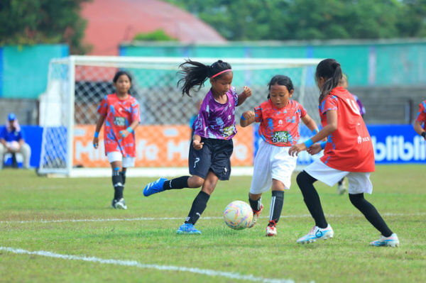 Natasha Tiolyne Hutapea dari SDN Ungaran 1 sedang menggiring bola dalam pertandingan final U-10 MilkLife Soccer Challenge Yogyakarta 2025 melawan SDN 3 Imogiri. Foto: Dok. MilkLife Soccer Challenge