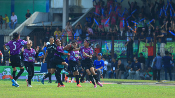 Selebrasi SDN Ungaran 1 usai jadi juara KU 10 MilkLife Soccer Challenge Yogyakarta 2025. Foto: Dok. MilkLife Soccer Challenge
