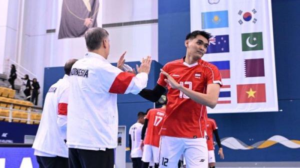 RIVAN NURMULKI - Opposite Timnas voli putra Indonesia, Rivan Nurmulki melakukan tos dengan pelatih Jeff Jiang Jie jelang melawan Thailand di AVC Nations Cup 2025, Rabu (18/6/2025).
