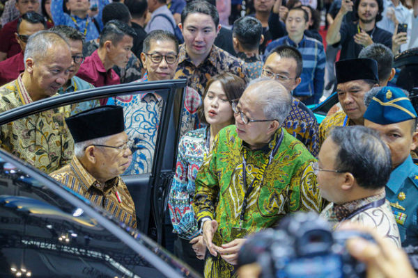 Wakil Presiden (Wapres) ke-13, Ma'ruf Amin meninjau Pameran Gaikindo Indonesia International Auto Show (GIIAS) 2024 didampingi Ketua Gaikindo Yohannes Nangoi (batik hijau) di ICE BSD City, Tangerang, Kamis (18/7). Foto: Aditia Noviansyah/kumparan