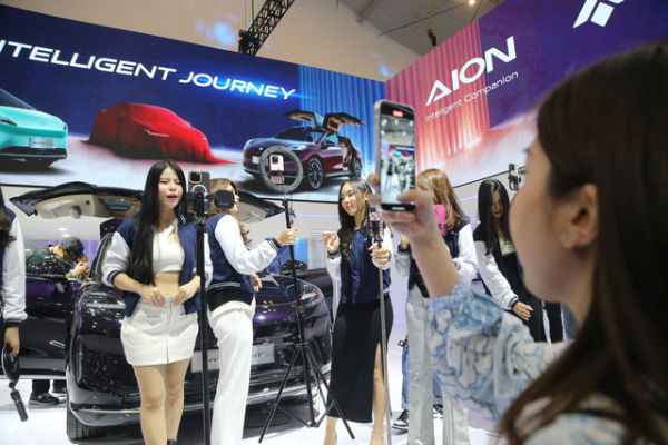 Sejumlah host live streaming melakukan penjualan kendaraan secara live pada pameran otomotif Gaikindo Indonesia International Auto Show (GIIAS) di ICE-BSD City, Tangerang, Rabu (17/7). Foto: Aditia Noviansyah/kumparan