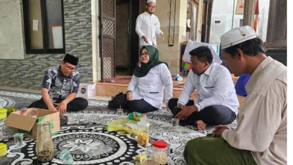 KORBAN TRAGEDI PANTAI PACITAN - Forkompinda saat takziah ke rumah duka, di Ponpes Riyadlul Quran, Desa Kedungmaling, Kecamatan Sooko, Kabupaten Mojokerto, Minggu (22/6/2025). 4 Korban Meninggal Terseret Arus Muara Sungai  Grindulu, kawasan wisata Pantai Pancer Door, Pacitan.