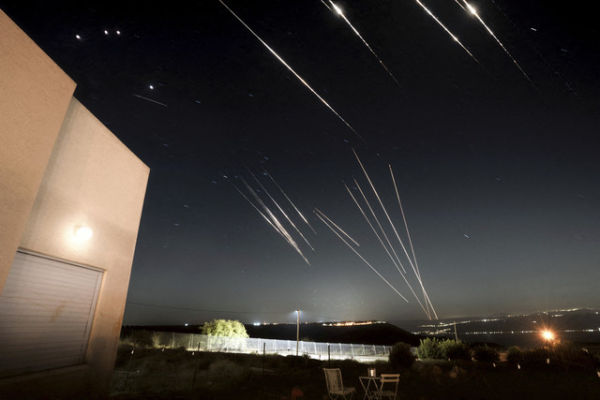 Rudal yang diluncurkan dari Iran dicegat seperti yang terlihat dari Dataran Tinggi Golan yang diduduki Israel, Rabu (18/6/2025). Foto: GAL TWIG/REUTERS
