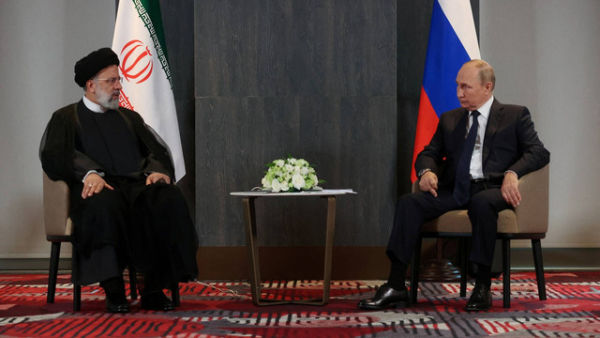 Presiden Rusia Vladimir Putin bertemu dengan Presiden Iran Ebrahim Raisi di sela-sela KTT Organisasi Kerjasama Shanghai (SCO) di Samarkand, Uzbekistan, Kamis (15/9/2022). Foto: Foreign Ministry of Uzbekistan/Handout via REUTERS