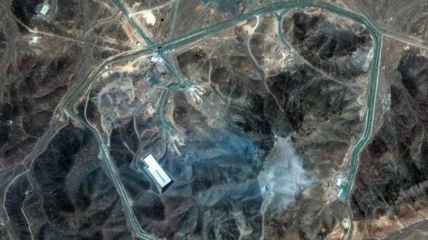 FORDOW SETELAH DISERANG. Foto diambil dari Maxar Technologies/CNBC/CNN, Senin (23/6/2025). Gambar pasca serangan udara besar-besaran AS mengungkap atap bangunan runtuh, bekas ledakan di tanah, serta kerusakan struktural besar yang mengekspos isi kompleks bawah tanah Fordow.