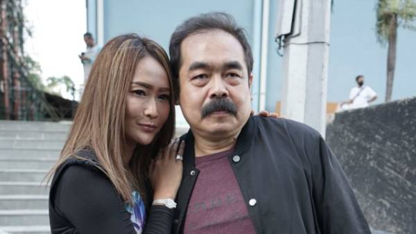 Penyanyi dangdut Inul Daratista bersama suaminya Adam Suseno saat ditemui dikawasan Tendean, Jakarta, Jumat, (21/8/2020). Foto: Ronny