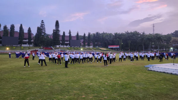 Momen para kepala daerah mengikuti senam pagi pada hari kedua retreat, di Lapangan Parade IPDN, Jatinangor, Kabupaten Sumedang, Senin (23/6/2025).  Foto: Alya Zahra/kumparan 