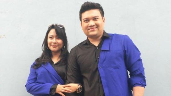 TERLIBAT JUDOL - Foto arsip Chikita Meidy dan suaminya Indra Adhitya pada 2018. Suami Chikita menjadi sorotan usai terlibat judi online hingga menggelapkan uang perusahaan Rp160 juta, Senin (16/6/2025).
