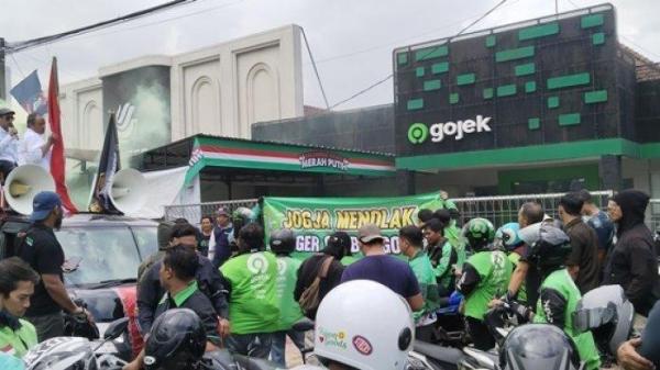 DAMPAK DEMO OJOL - Sebagian masyarakat Kabupaten Bantul, DI Yogyakarta mengaku mengalami kerepotan untuk melakukan aktivitas akibat adanya aksi matikan aplikasi oleh para pengemudi ojek online (ojol) pada Selasa (20/5/2025). 

Padahal, keberadaan ojol dalam beberapa tahun terakhir ini, dinilai cukup membantu memudahkan masyarakat dan pelaku usaha untuk melakukan aktivitas.
