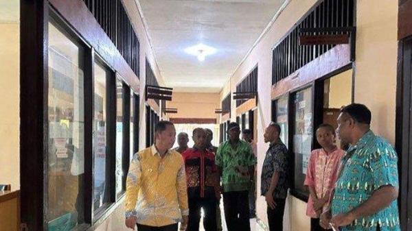 ASN PEMALAS DISIDAK - Wakil Bupati Kepulauan Yapen, Provinsi Papua, Roi Palunga, melakukan sidak ke kantor-kantor OPD dan kehadiran ASN jauh di bawah 50 persen.