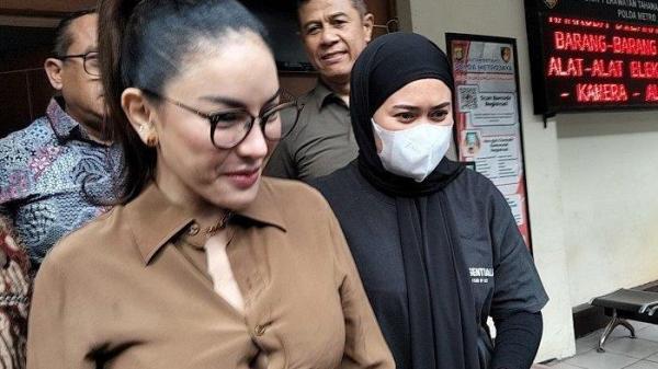 TITIP PESAN - Tersangka Nikita Mirzani dan asistennya Mail Syahputra dari rutan Polda Metro Jaya ke rutan Kejaksaan Negeri Jakarta Selatan pada Kamis (5/6/2025). Nikita tampak semringah saat digelandang ke Kejari Jaksel. Ia sempat titip pesan untuk Reza Gladys.