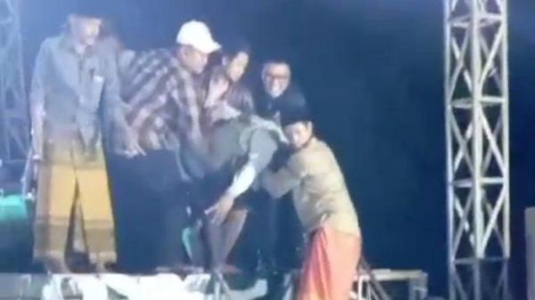 Sejumlah warga menggotong tubuh seorang pria dari atas panggung pertunjukan orkes dangdut pada Senin (24/6/2024) malam. Kapolsek Modung, Iptu Suyanto membenarkan bahwa tayangan rekaman video itu berlokasi di Desa Patengteng, Kecamatan Modung