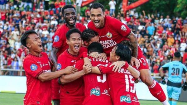 SELEBRASI SEMEN PADANG - Para pemain PS Semen Padang merayakan gol ke gawang lawan dalam sebuah pertandingan kompetisi Liga 1 2024/2025.