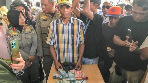 DANA CASH - Dana sebesar Rp 61 juta dibayarkan Adhan Dambea, Wali Kota Gorontalo untuk gaji para buruh bangunan Mie Gacoan Gorontalo. 
