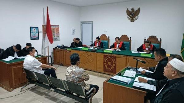Sidang eksepsi terdakwa yang dilakukan kasus dugaan korupsi pada Sektor Sumber Daya Alam penerbitan Surat Penguasaan Hak (SPH), izin Perkebunan Kelapa Sawit di Musi Rawas yang digelar Pengadilan Tipikor Palembang, Kamis (19/6/2025). Dalam sidang ini terungkap ada seorang oknum pegawai Kejati Sumsel yang meminta uang Rp750 juta ke terdakwa Bahtiyar yang mana pada saat penyidikan masih berstatus sebagai saksi.