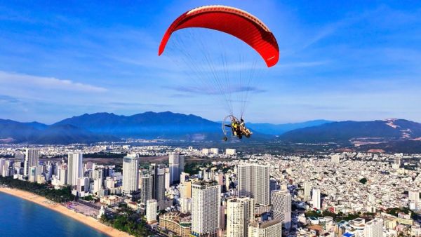 Biểu diễn dù lượn trên bầu trời Nha Trang phục vụ du khách - Ảnh 1. dù lượn - Ảnh 1.