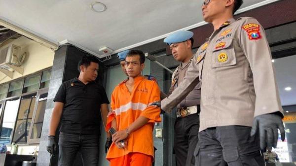 KEKASIH GELAP - Tersangka Achmad Khomarudin saat dihadirkan dalam konferensi pers di Polresta Malang Kota, Senin (23/6/2025). Polisi menyebut pelaku pembunuhan di Losmen Windu Kentjono Kecamatan Sukun, kota Malang itu memiliki hubungan spesial dengan korban, sebagai kekasih gelap