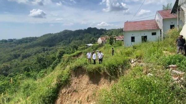 PERUMAHAN BERMASALAH - Direktur Jenderal Tata Kelola dan Pengendalian Risiko Kementerian PKP, Brigjen Pol Azis Andriansyah dan timnya mengecek lokasi Perumahan Ungaran Asri Regency atau Punsae, Kalongan, Ungaran Timur, Kabupaten Semarang, Rabu (30/4/2025).