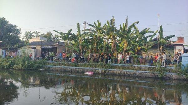 EVAKUASI JENAZAH MENGAPUNG - Evakuasi jenazah wanita yang ditemukan mengapung di sungai Klaten
