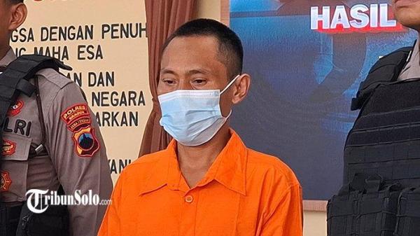 HAMILI ANAK TIRI - Tampang ayah tiri di Sragen hamili anak tirinya, saat dihadirkan di Mapolres Sragen, Selasa (24/6/2025). Seorang anak berusia 14 tahun warga Kecamatan Jenar, Kabupaten Sragen diduga dihamili ayah tirinya. Ibu kandung dari anak berusia 14 tahun itu enggan membawa kasus ini ke ranah hukum. Tapi kemudian pelaku ditangkap dari pelaporan Petugas Pusat Pelayanan Terpadu Pemberdayaan Perempuan dan Anak (P2TP2A) Kabupaten Sragen.