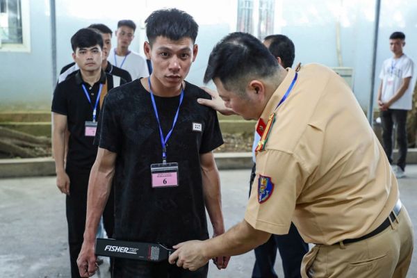 Ngày đầu Công an Hà Nội sát hạch cấp giấy phép lái xe ô tô, có học viên đạt 100 điểm - Ảnh 5.